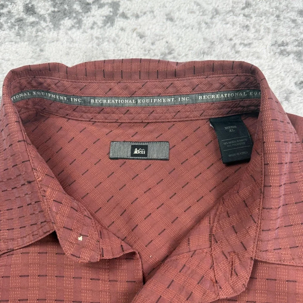 REI Shirt Mens XL Red Geometric Short Sleeve Button Up Casual Outdoor